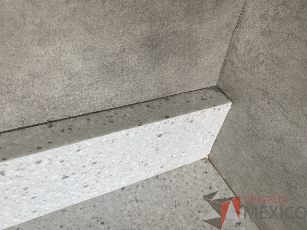 Lote 033 - Estación de servicio, mueble de madera con cubierta de resina, con 3 cajones con ventana pequeña para tirar basura y 1 espacio para frigobar - Imagen 6