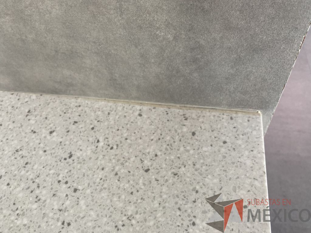 Lote 033 - Estación de servicio, mueble de madera con cubierta de resina, con 3 cajones con ventana pequeña para tirar basura y 1 espacio para frigobar - Imagen 7