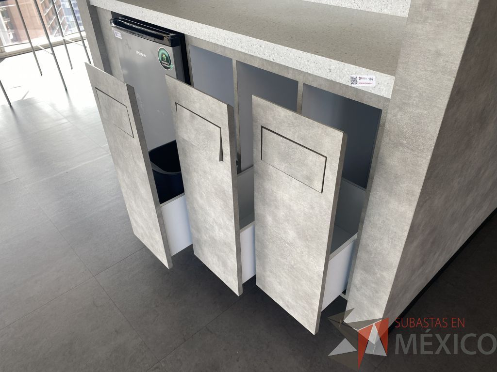 Lote 033 - Estación de servicio, mueble de madera con cubierta de resina, con 3 cajones con ventana pequeña para tirar basura y 1 espacio para frigobar - Imagen 8