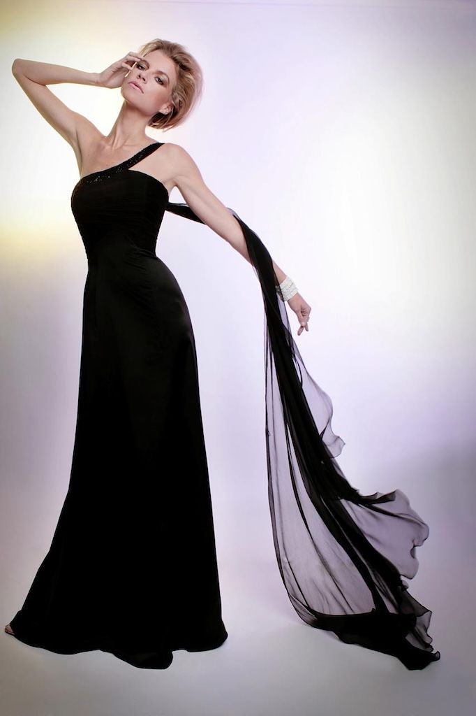 Lote 003 - Vestido de fiesta, escote asimétrico, corte imperio línea A.