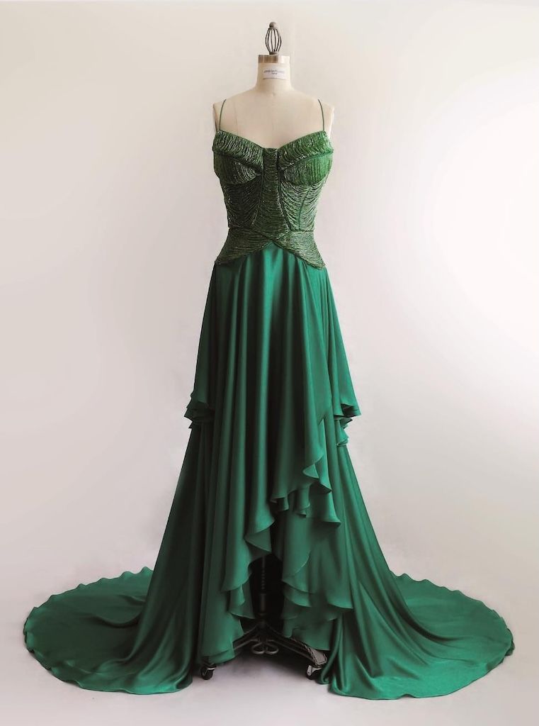 Lote 006 - Vestido de fiesta, escote en corazón talle estilo corset totalmente bordado con columpios de canutillo .
