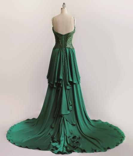 Lote 006 - Vestido de fiesta, escote en corazón talle estilo corset totalmente bordado con columpios de canutillo . - Imagen 2