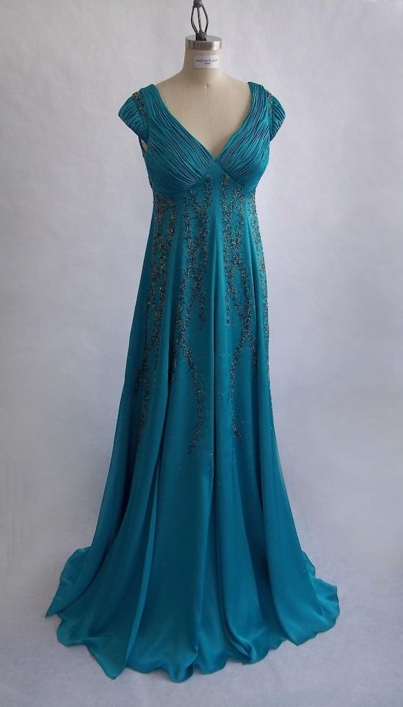 Lote 010 - Vestido de fiesta, escote de corazón manga corta