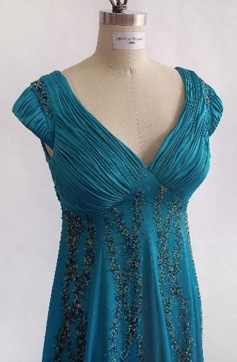 Lote 010 - Vestido de fiesta, escote de corazón manga corta - Imagen 2