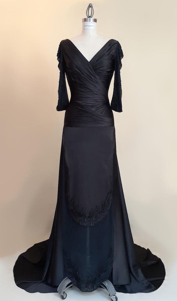 Lote 012 - Vestido de fiesta, escote en V, manga de cinta estilo japones bordadas. - Imagen 2