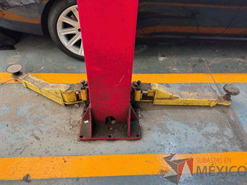 Lote 016 - Elevador de 2 postes cap. 7000 LB, 1 FASE, 60 HZ, KW, 1.5 RPM, 1700 AMPERIOS, 17-16 - Imagen 2