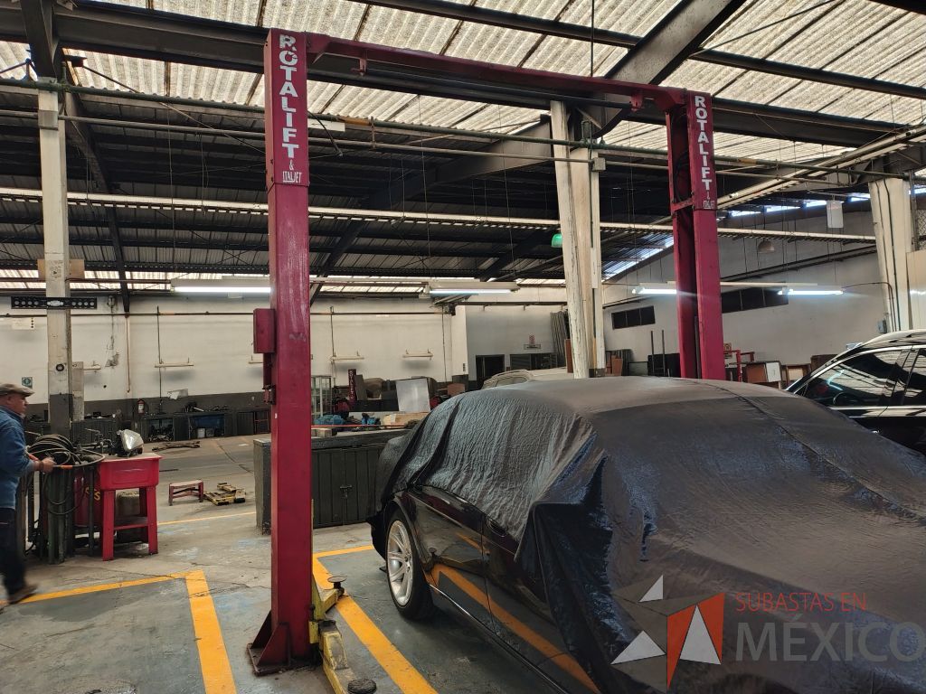 Lote 016 - Elevador de 2 postes cap. 7000 LB, 1 FASE, 60 HZ, KW, 1.5 RPM, 1700 AMPERIOS, 17-16