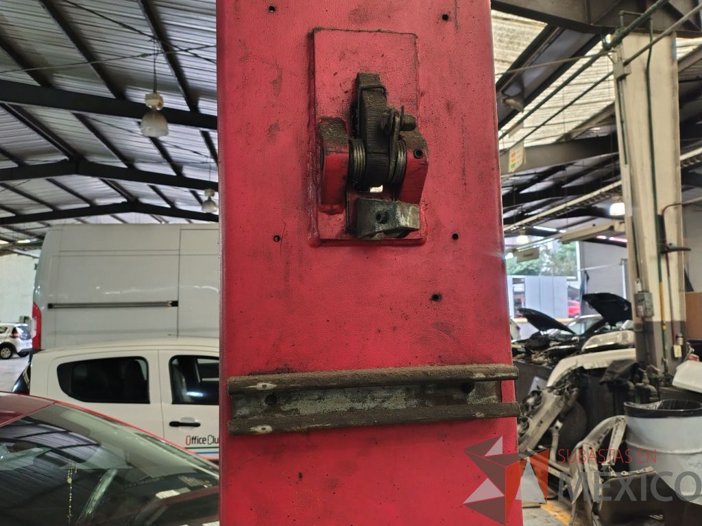 Lote 016 - Elevador de 2 postes cap. 7000 LB, 1 FASE, 60 HZ, KW, 1.5 RPM, 1700 AMPERIOS, 17-16 - Imagen 8