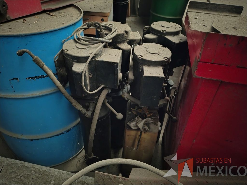 Lote 016 - Elevador de 2 postes cap. 7000 LB, 1 FASE, 60 HZ, KW, 1.5 RPM, 1700 AMPERIOS, 17-16 - Imagen 9