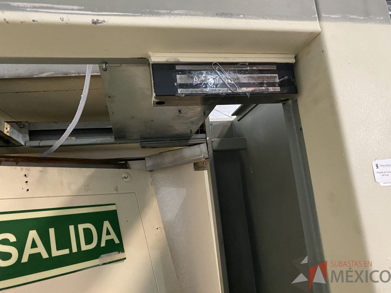 Lote 016 - 17 Puertas blindadas, 10 esclusas unipersonales, diferentes modelos, 2 Ventanillas blindadas, 4 unidades de transferencia de valores y Lote de vidrios de diferentes tamaños - Imagen 6