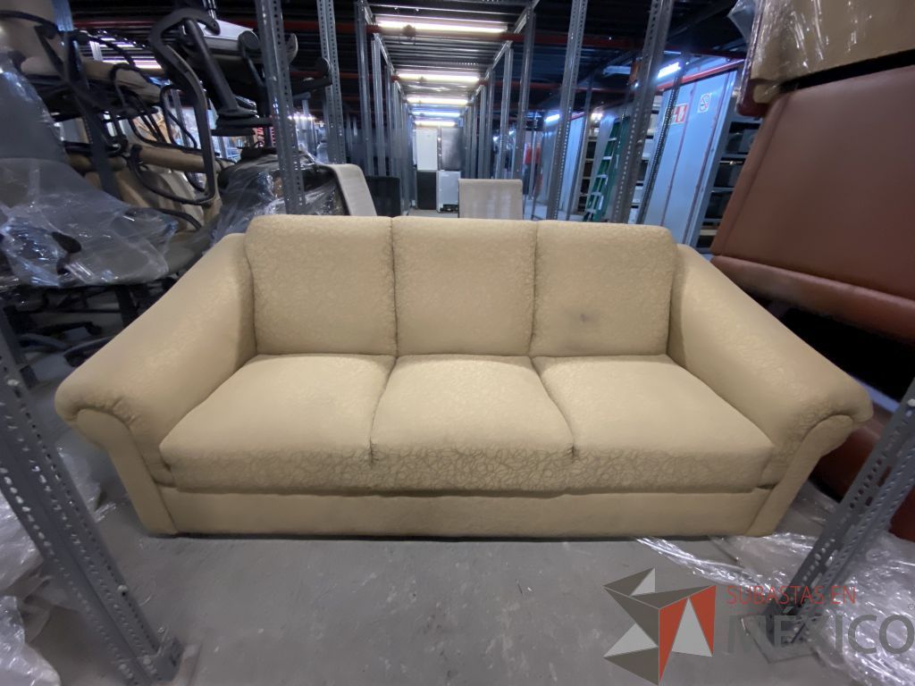 Lote 001 - 64 Sillones de 1 plaza, 4 sillones de 2 plazas y 1 sillón de 3 plazas