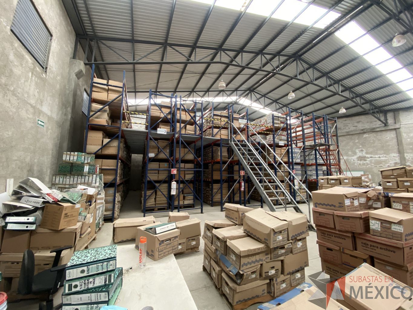 Lote 001 - Rack de almacenamiento industrial con un entrepiso, 9 torres de 5 niveles de almacenamiento y 2 escaleras. - Imagen 10