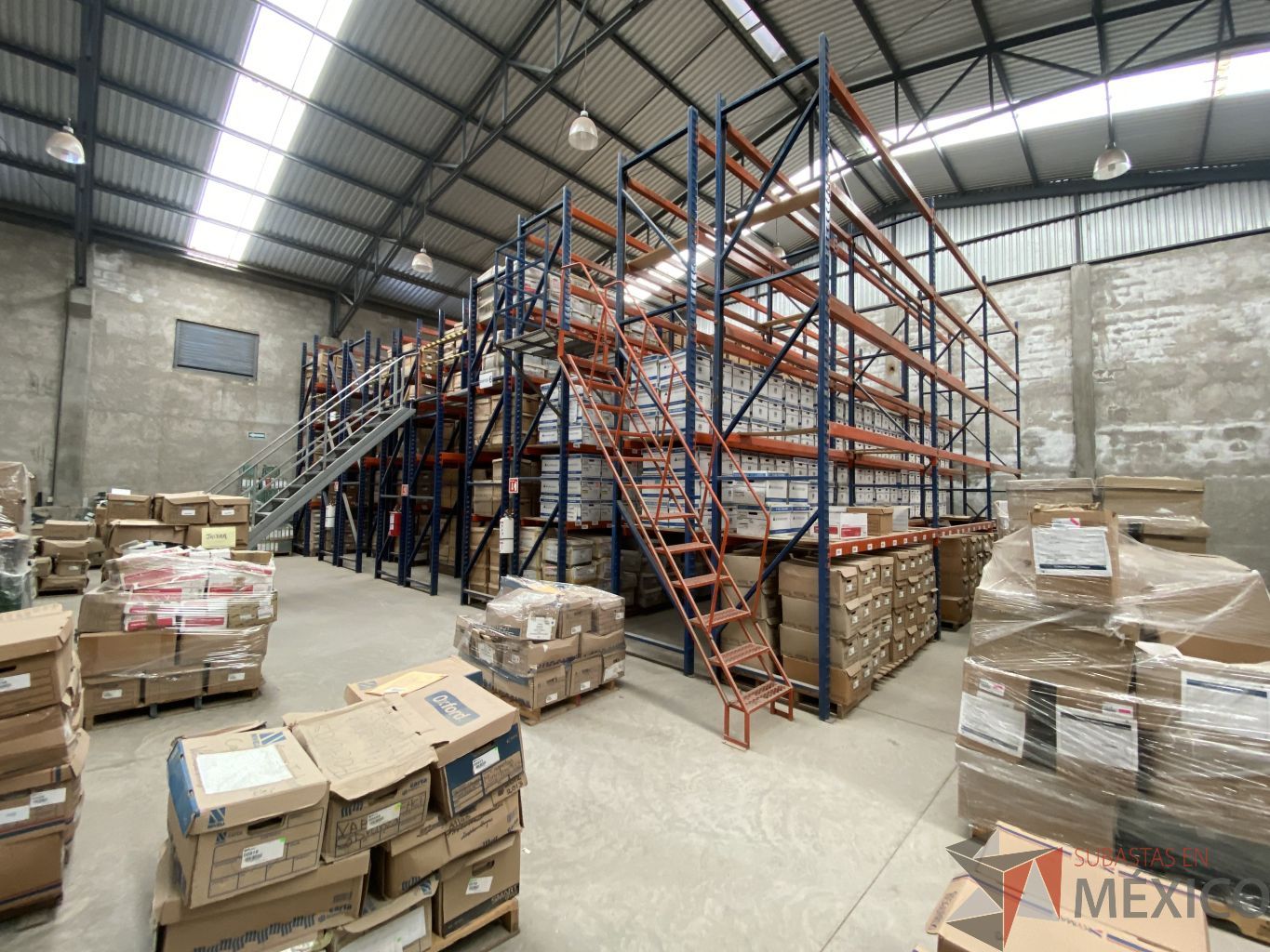 Lote 001 - Rack de almacenamiento industrial con un entrepiso, 9 torres de 5 niveles de almacenamiento y 2 escaleras. - Imagen 11
