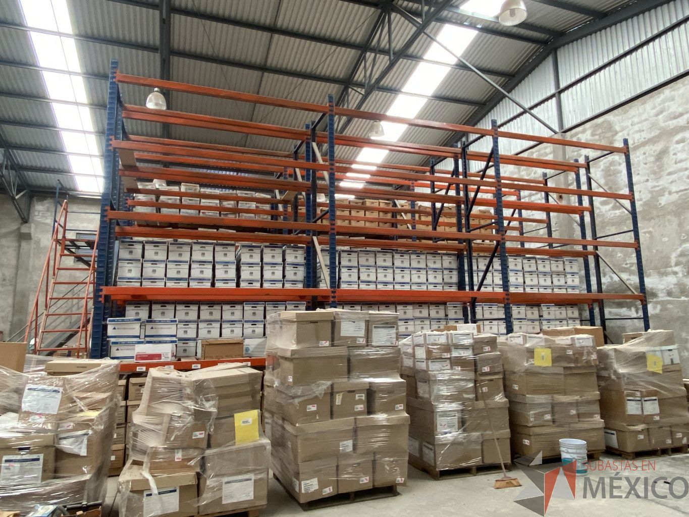 Lote 001 - Rack de almacenamiento industrial con un entrepiso, 9 torres de 5 niveles de almacenamiento y 2 escaleras. - Imagen 12