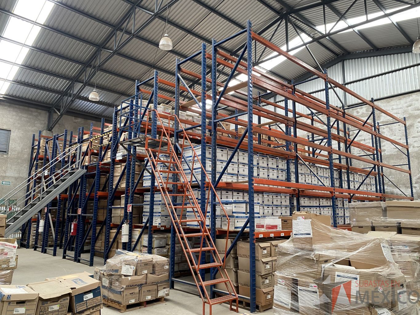 Lote 001 - Rack de almacenamiento industrial con un entrepiso, 9 torres de 5 niveles de almacenamiento y 2 escaleras. - Imagen 13