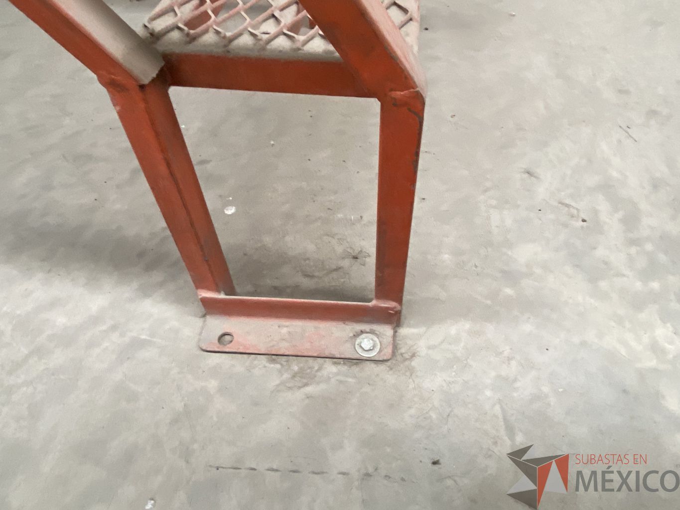 Lote 001 - Rack de almacenamiento industrial con un entrepiso, 9 torres de 5 niveles de almacenamiento y 2 escaleras. - Imagen 9