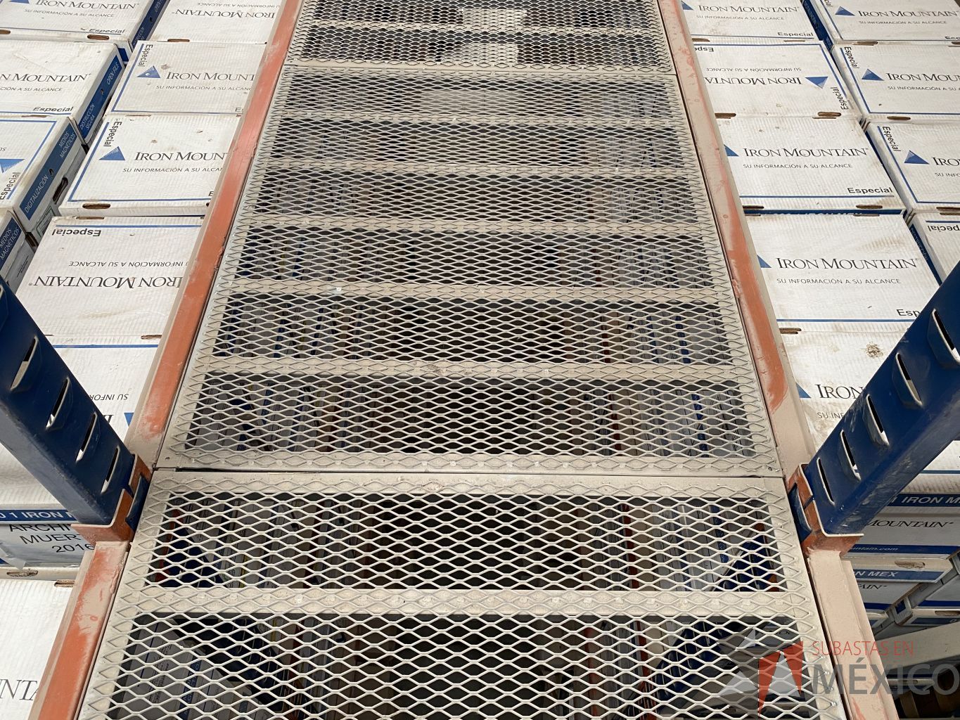 Lote 001 - Rack de almacenamiento industrial con un entrepiso, 9 torres de 5 niveles de almacenamiento y 2 escaleras. - Imagen 7