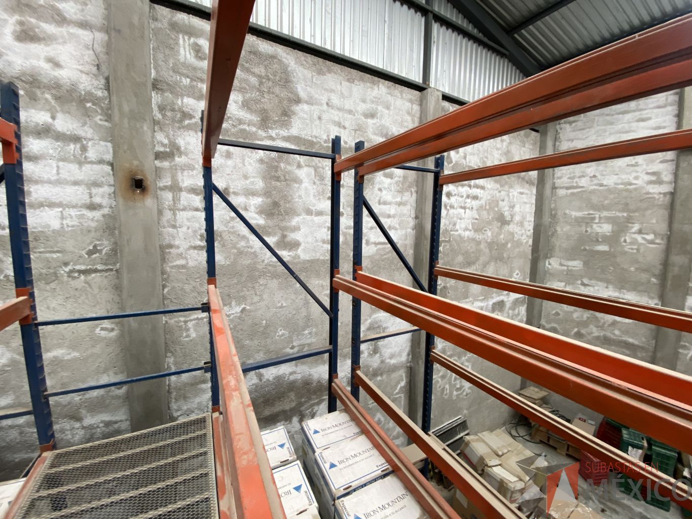 Lote 001 - Rack de almacenamiento industrial con un entrepiso, 9 torres de 5 niveles de almacenamiento y 2 escaleras. - Imagen 5