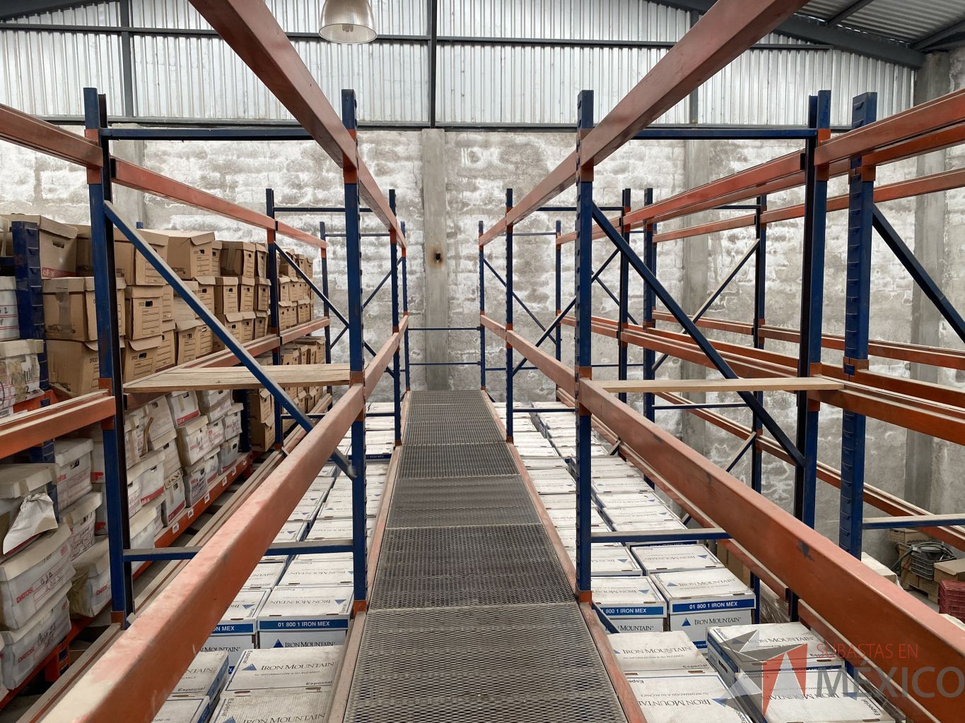Lote 001 - Rack de almacenamiento industrial con un entrepiso, 9 torres de 5 niveles de almacenamiento y 2 escaleras. - Imagen 6
