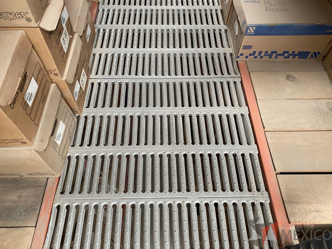 Lote 001 - Rack de almacenamiento industrial con un entrepiso, 9 torres de 5 niveles de almacenamiento y 2 escaleras. - Imagen 4
