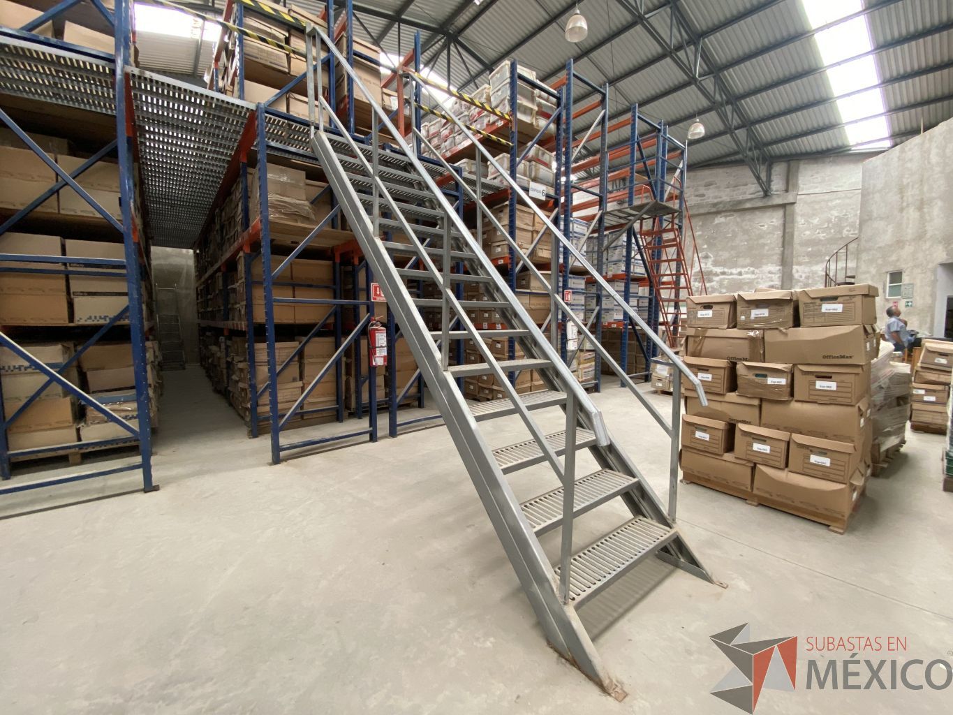 Lote 001 - Rack de almacenamiento industrial con un entrepiso, 9 torres de 5 niveles de almacenamiento y 2 escaleras. - Imagen 25