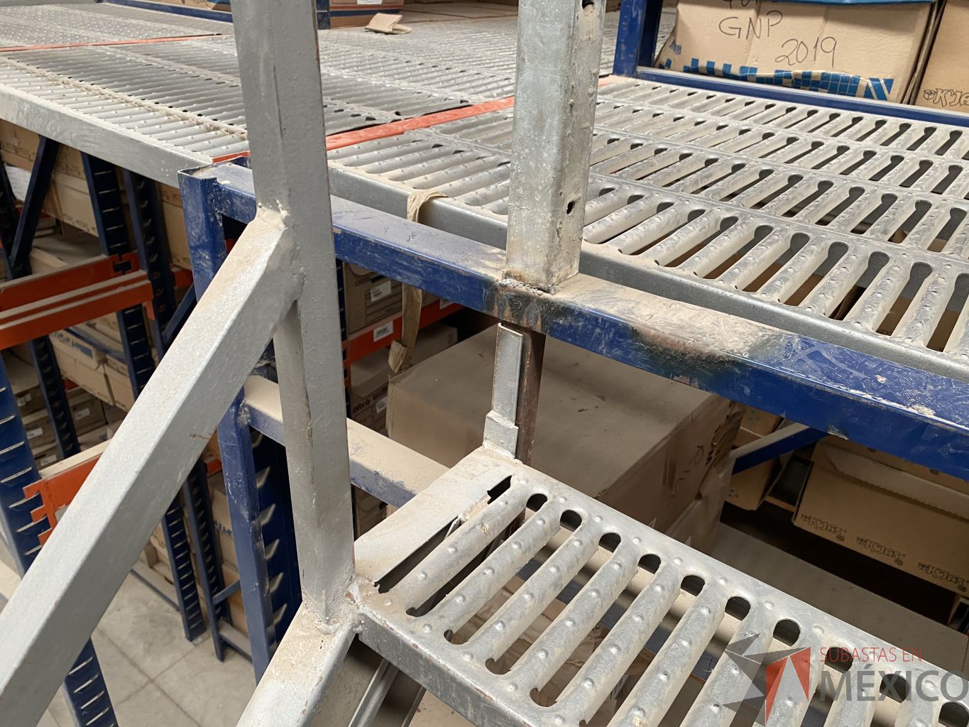 Lote 001 - Rack de almacenamiento industrial con un entrepiso, 9 torres de 5 niveles de almacenamiento y 2 escaleras. - Imagen 24