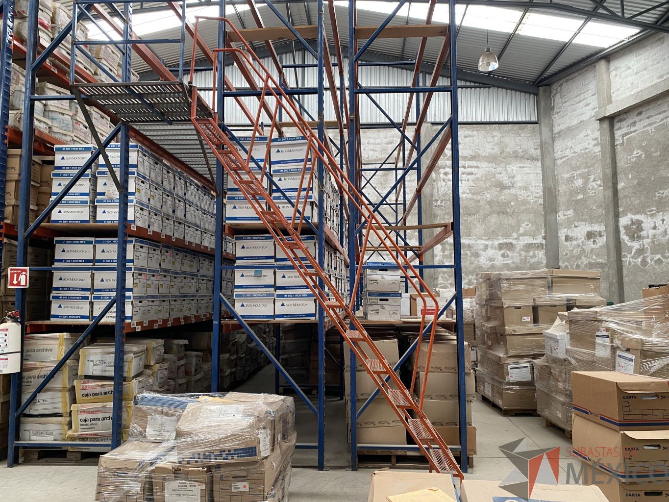 Lote 001 - Rack de almacenamiento industrial con un entrepiso, 9 torres de 5 niveles de almacenamiento y 2 escaleras. - Imagen 22