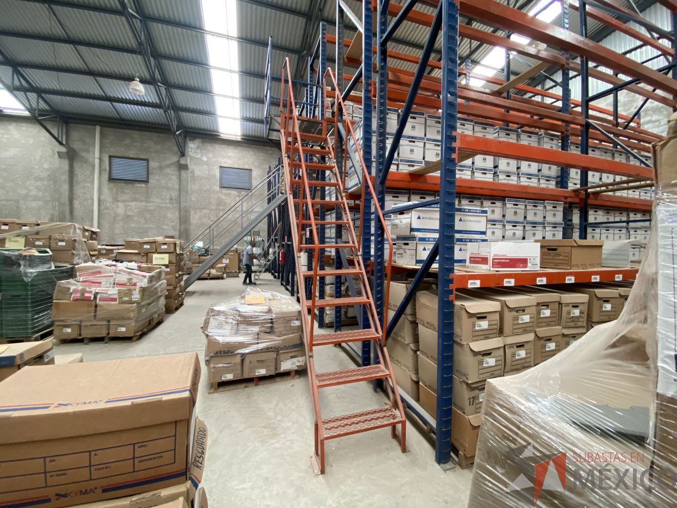 Lote 001 - Rack de almacenamiento industrial con un entrepiso, 9 torres de 5 niveles de almacenamiento y 2 escaleras. - Imagen 23