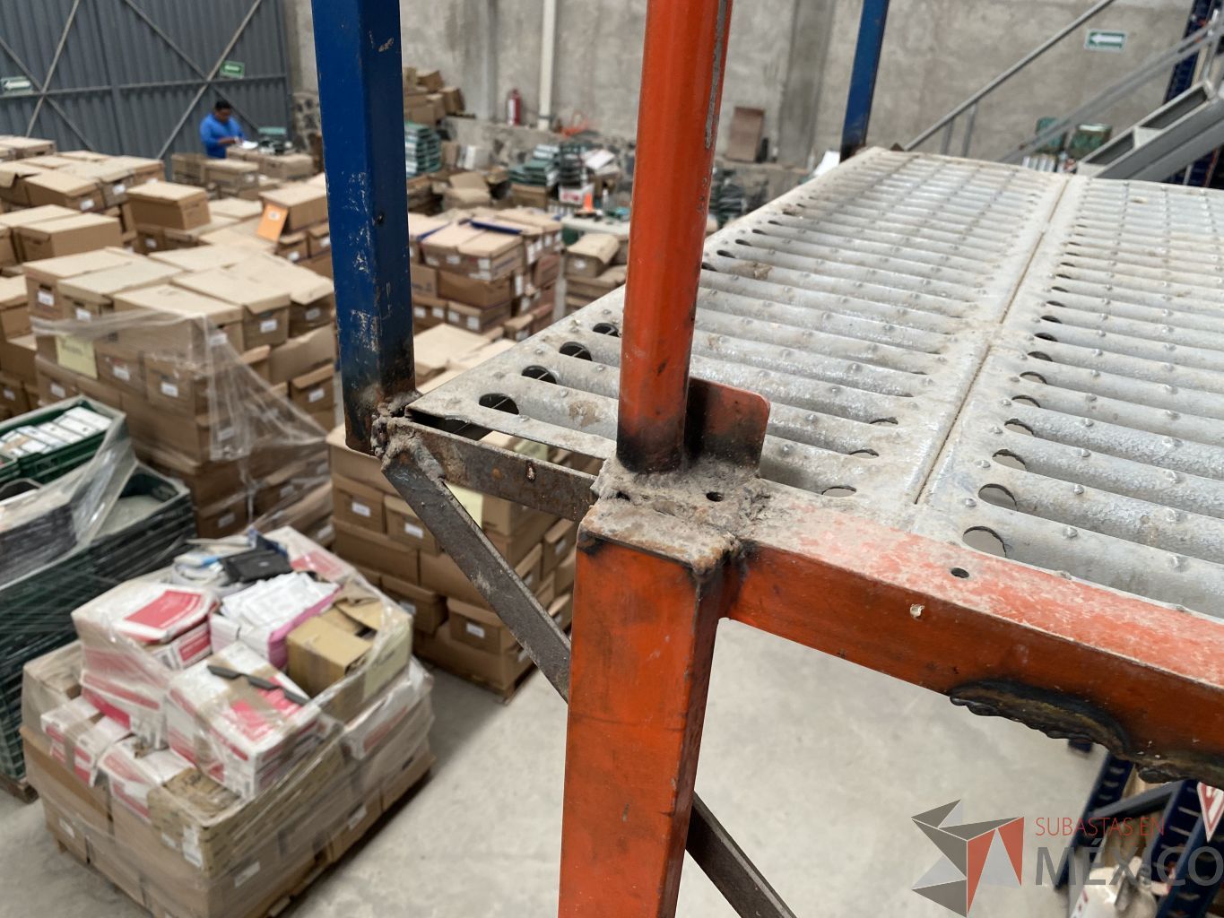 Lote 001 - Rack de almacenamiento industrial con un entrepiso, 9 torres de 5 niveles de almacenamiento y 2 escaleras. - Imagen 21