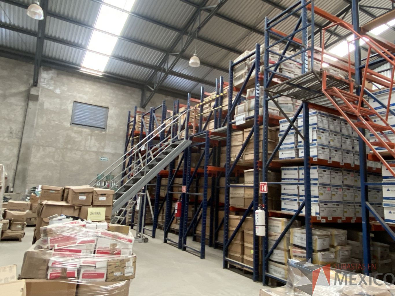 Lote 001 - Rack de almacenamiento industrial con un entrepiso, 9 torres de 5 niveles de almacenamiento y 2 escaleras. - Imagen 3