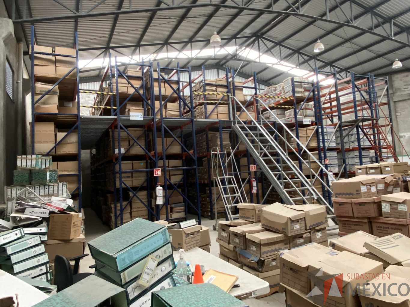 Lote 001 - Rack de almacenamiento industrial con un entrepiso, 9 torres de 5 niveles de almacenamiento y 2 escaleras. - Imagen 14
