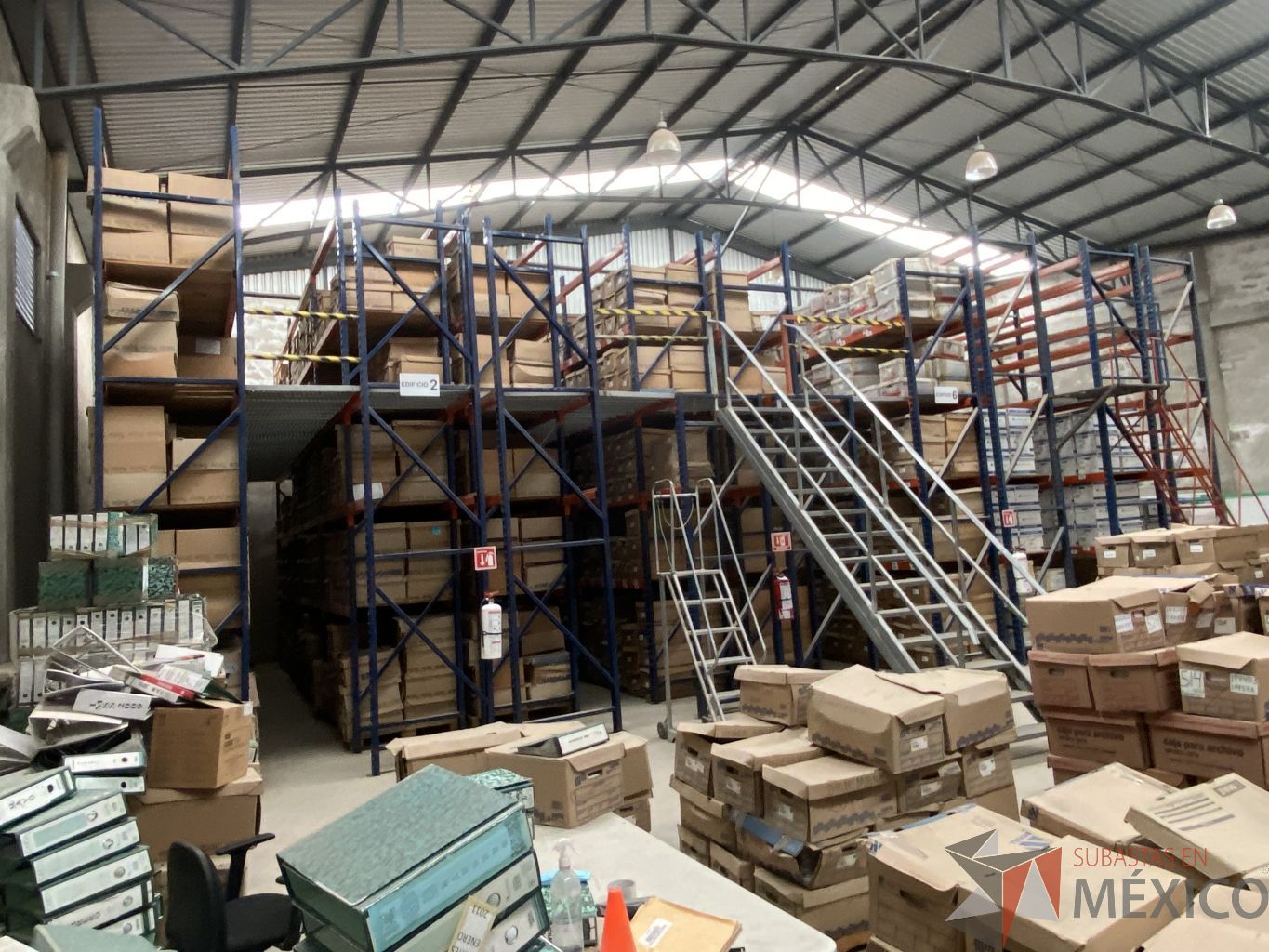 Lote 001 - Rack de almacenamiento industrial con un entrepiso, 9 torres de 5 niveles de almacenamiento y 2 escaleras. - Imagen 15