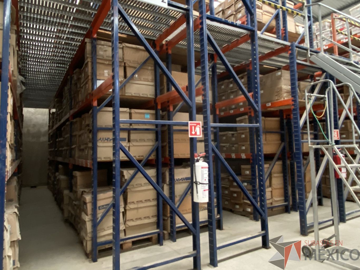 Lote 001 - Rack de almacenamiento industrial con un entrepiso, 9 torres de 5 niveles de almacenamiento y 2 escaleras. - Imagen 16