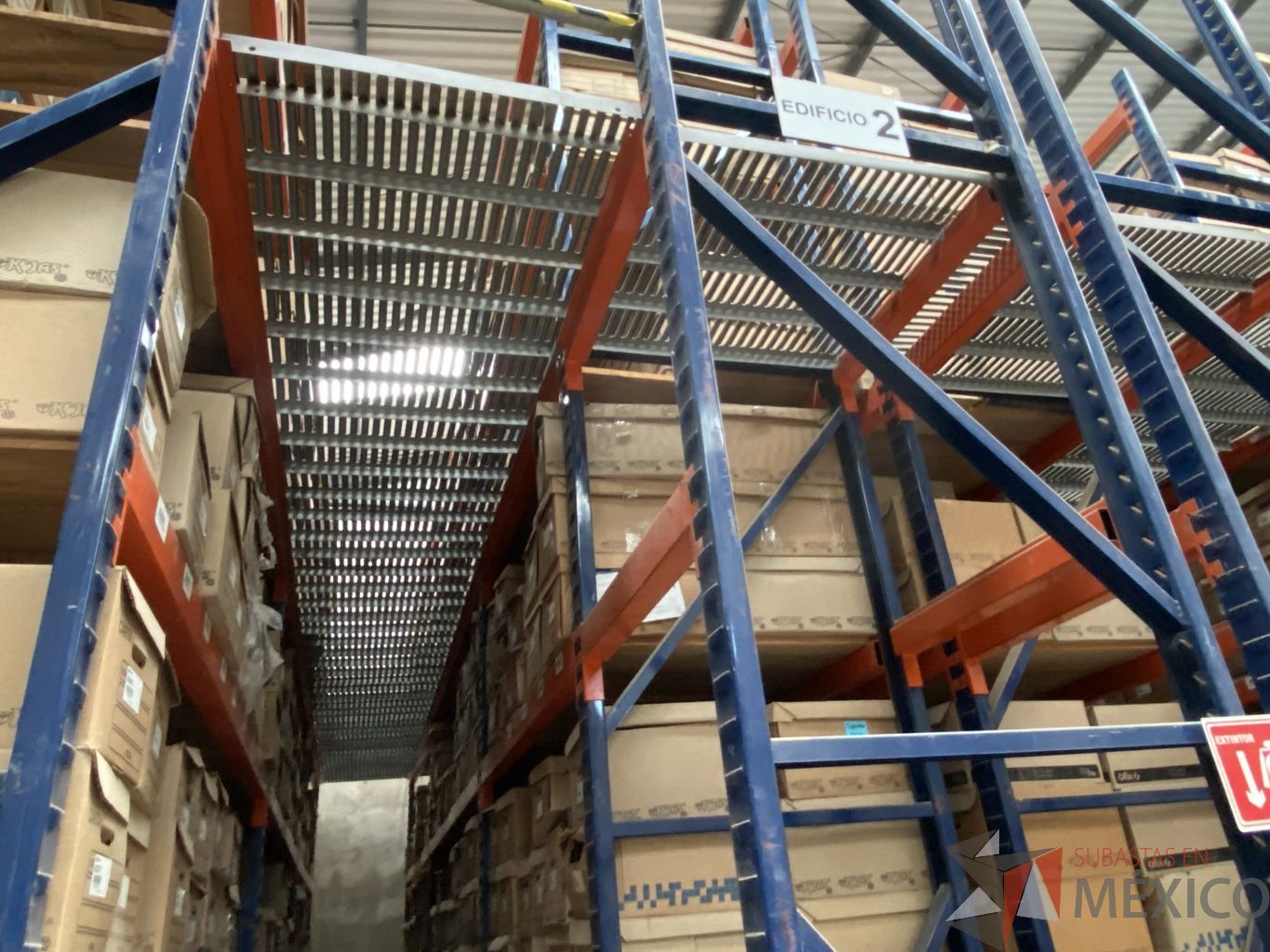 Lote 001 - Rack de almacenamiento industrial con un entrepiso, 9 torres de 5 niveles de almacenamiento y 2 escaleras. - Imagen 17