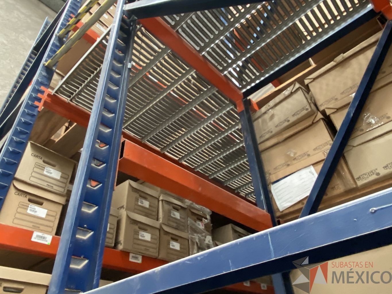 Lote 001 - Rack de almacenamiento industrial con un entrepiso, 9 torres de 5 niveles de almacenamiento y 2 escaleras. - Imagen 18