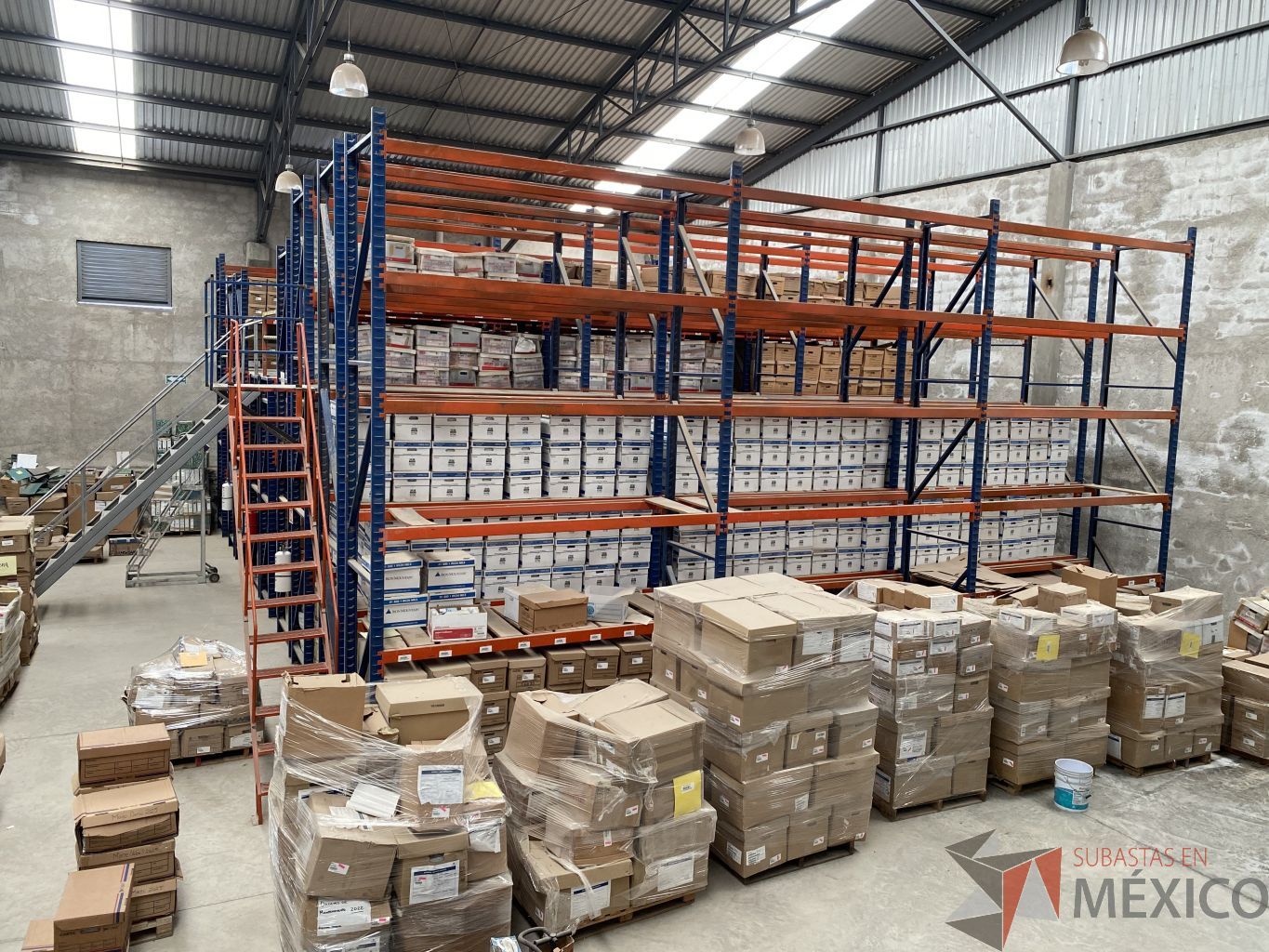 Lote 001 - Rack de almacenamiento industrial con un entrepiso, 9 torres de 5 niveles de almacenamiento y 2 escaleras. - Imagen 2