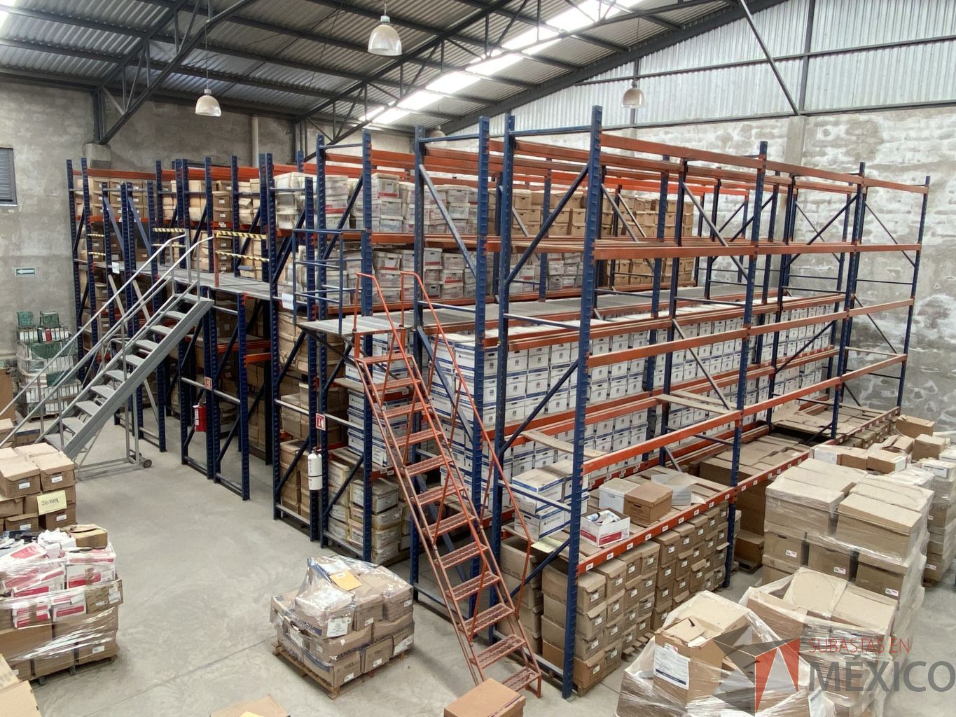 Lote 001 - Rack de almacenamiento industrial con un entrepiso, 9 torres de 5 niveles de almacenamiento y 2 escaleras.