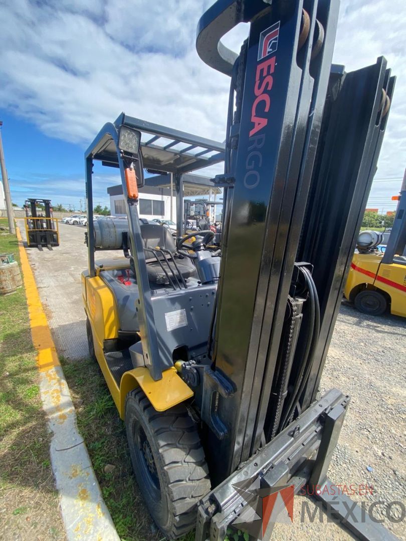 Lote 010 - Montacargas ESCARGO, 2.5 Toneladas G/G MT desplazador , Modelo: FG25T - Imagen 2