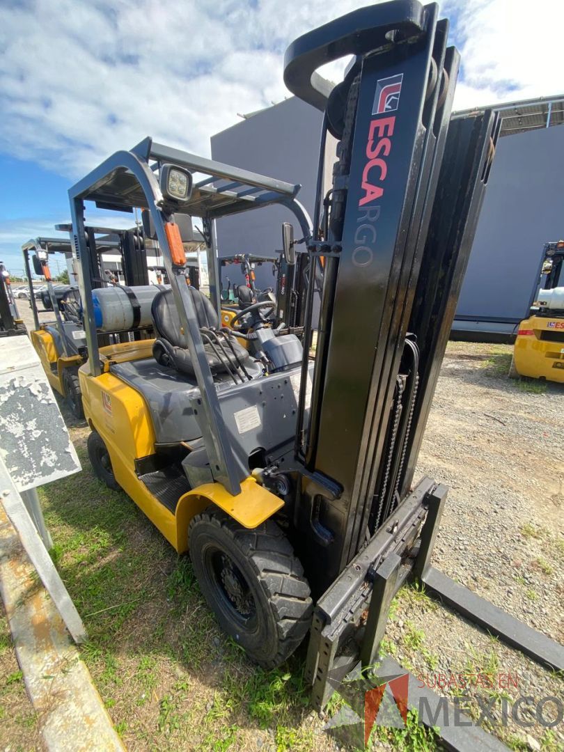 Lote 004 - Montacargas ESCARGO, 2.5 Toneladas G/G MT desplazador , Modelo: FG25T