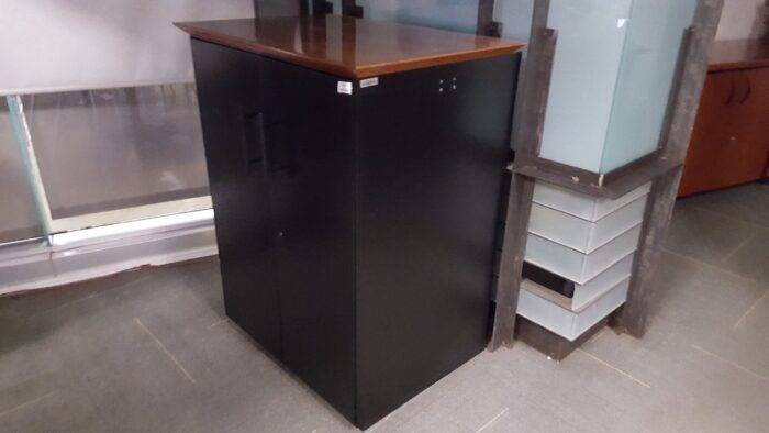 Lote 029 -  Gabinete con dos puertas y superficie de madera