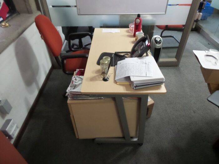 Lote 032 - Escritorio con archivero de dos cajones