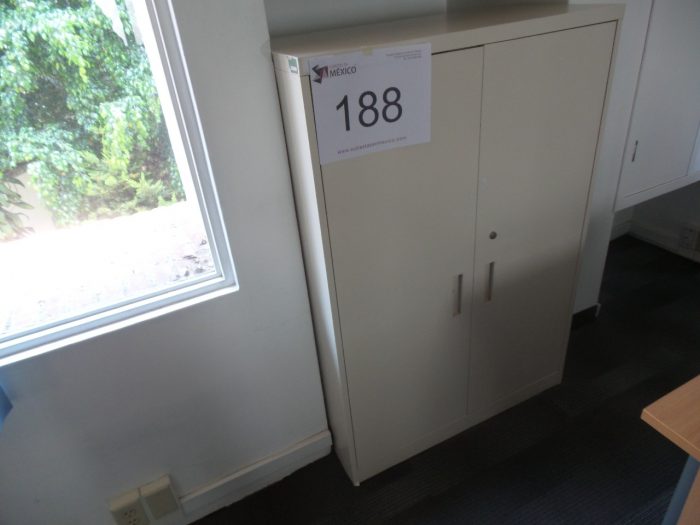 Lote 188 - Gabinete alto con 2 puertas y chapa, con 3 entrepaños - Imagen 3