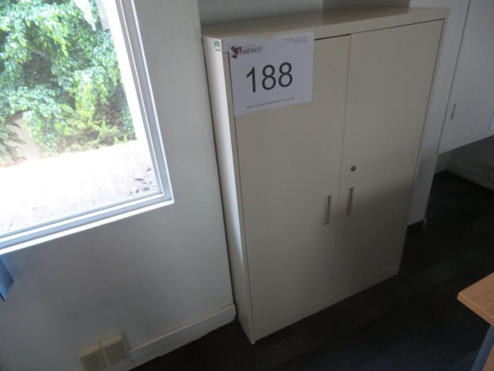 Lote 188 - Gabinete alto con 2 puertas y chapa, con 3 entrepaños