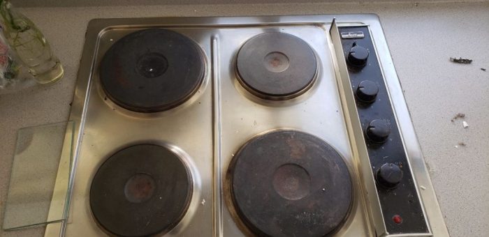 Lote 075 - Cocineta  con Parrilla y Campana marca Teka Modelo C-902, Gabinete con  7 puertas y Tarja - Imagen 3