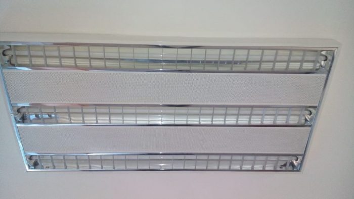 Lote 077 - 6 Lámparas de tres iluminaciones de rejilla rectangular empotradas - Imagen 2