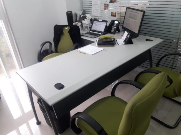 Lote 013 - Escritorio en L, 2 sillas de visita, silla ejecutiva y archivero
