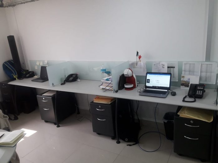 Lote 010 - Estación de trabajo para 4 personas