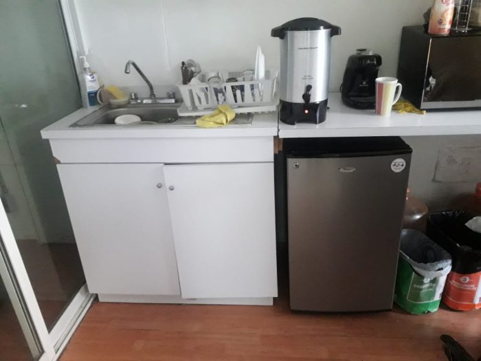 Lote 009 - Equipo de comedor, alacenas y mueble con tarja