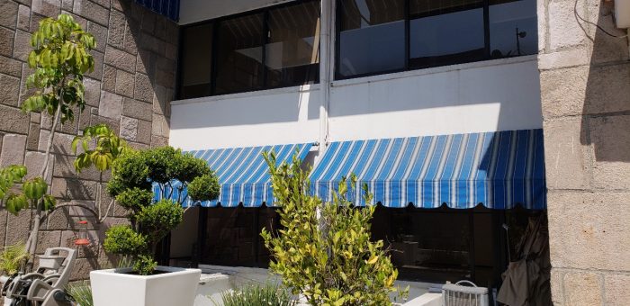 Lote 079 - 4 Toldos retractiles color azul  y 2 Toldos fijos - Imagen 4