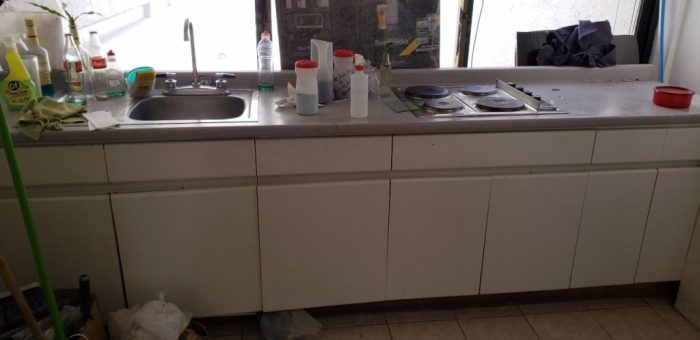 Lote 075 - Cocineta  con Parrilla y Campana marca Teka Modelo C-902, Gabinete con  7 puertas y Tarja
